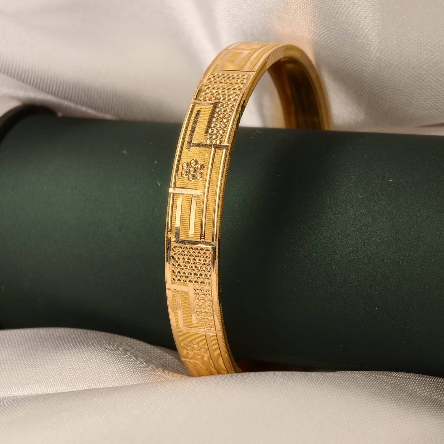 Linear Prestige Bangle